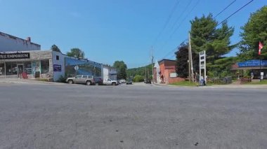 Sürücü POV bakış açısı Burk 's Falls, yaz tatilinde Kanada' nın yerel otobanda araba kullanmak. Araç kabin penceresi, yolcu bakış açısı: Parry Sound, Ontario, Kanada - 15 Temmuz 2024