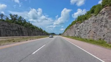 Parry Sound Bölgesi otoyollarında plaka plakası. Gürcistan Körfezi 'nin doğu kıyısında yer alan dünyanın en derin doğal tatlı su limanları Parry Sound, Ontario, Kanada - 15 Temmuz 2024