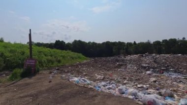 POV, Armour, Ryerson ve Burk 's Fall' daki Tri Communal Fıçıları 'nı geziyor. Çöp ve çöp sahası. İnşaat, tarım ve diğer atıklar: Parry Sound District, Ontario, Kanada - 15 Temmuz 2024