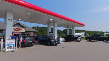 Capstone Market Benzin İstasyonu, Burk 's Falls' un POV sürüş manzarası. Kanada kır evi yaz tatili. Tekneleri, kanoları, karavan karavanları olan insanlar: Parry Sound Ontario, Kanada - 15 Temmuz 2024