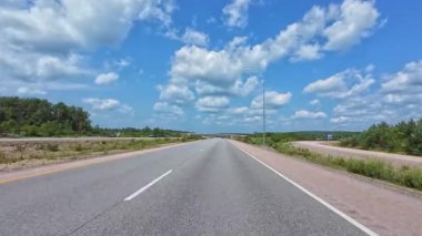 Kırsal kırsal yollarda araba sürüyorum. Yol gezisi, yeşil ekran için ön pencere sürücü plakası manzarası. Kuzey Kanada boyunca uzanan karavan karavanı POV: Parry Sound Ontario, Kanada - 15 Temmuz 2024