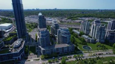 Humber Körfezi Sahilleri 'nin havadan görünüşü, Toronto yakınlarındaki Etobikolin deniz kıyısında şık bir mücevher. Efsanevi şehir manzaralı apartmanlar, göl kenarındaki yeşil parklar manzaralı kaçışlar ve modern yaşam. Mimiko