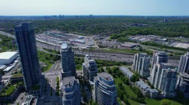 Humber Bay Park yakınlarındaki Marine Parade Drive 'daki deniz manzaralı evler ve Etobicoke' daki Ontario göl kenarına yakın. Mimico manzaralı deniz kenarı parkları boş zaman ve balıkçılık için. Toronto Batı.