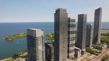 Mimico 'nun deniz manzarası destansı şehir manzarası. Marine Parade ve Lake Shore West 'te yaz havası var. Göz kamaştırıcı göl manzaralı şık evler. Toronto yakınlarındaki Etobicoke 'da canlı park ve kentsel yaşam tarzı.