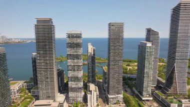 Humber Körfezi Sahilleri 'nin havadan görünüşü, Toronto yakınlarındaki Etobikolin deniz kıyısında şık bir mücevher. Efsanevi şehir manzaralı apartmanlar, göl kenarındaki yeşil parklar manzaralı kaçışlar ve modern yaşam. Mimiko