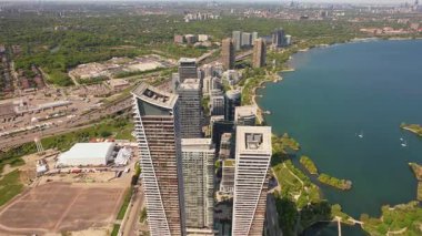 Humber Bay Park yakınlarındaki Marine Parade Drive 'daki deniz manzaralı evler ve Etobicoke' daki Ontario göl kenarına yakın. Mimico manzaralı deniz kenarı parkları boş zaman ve balıkçılık için. Toronto Batı.