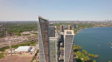 Humber Körfezi Sahilleri 'nin havadan görünüşü, Toronto yakınlarındaki Etobikolin deniz kıyısında şık bir mücevher. Efsanevi şehir manzaralı apartmanlar, göl kenarındaki yeşil parklar manzaralı kaçışlar ve modern yaşam. Mimiko