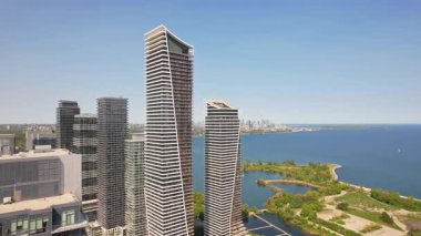 Mimico 'nun deniz manzarası destansı şehir manzarası. Marine Parade ve Lake Shore West 'te yaz havası var. Göz kamaştırıcı göl manzaralı şık evler. Toronto yakınlarındaki Etobicoke 'da canlı park ve kentsel yaşam tarzı.