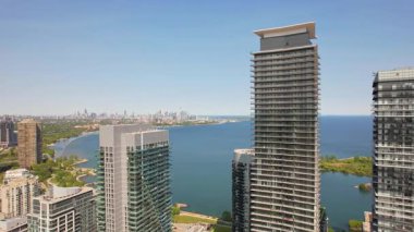 Humber Körfezi Sahilleri 'nin havadan görünüşü, Toronto yakınlarındaki Etobikolin deniz kıyısında şık bir mücevher. Efsanevi şehir manzaralı apartmanlar, göl kenarındaki yeşil parklar manzaralı kaçışlar ve modern yaşam. Mimiko