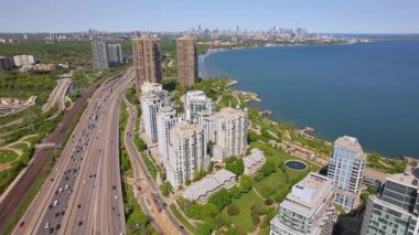 Mimico 'nun deniz manzarası destansı şehir manzarası. Marine Parade ve Lake Shore West 'te yaz havası var. Göz kamaştırıcı göl manzaralı şık evler. Toronto yakınlarındaki Etobicoke 'da canlı park ve kentsel yaşam tarzı.