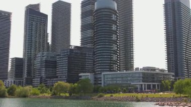 Ontario, Toronto West yakınlarındaki Etobicoke 'da Marine Parade Drive ve Lake Shore Boulevard West' in havadan görüntüsü. Mimico mahallesi. Ontario Gölü kıyısı ve konut gelişmeleri.