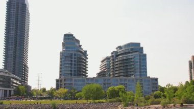 Ontario, Toronto West yakınlarındaki Etobicoke 'da Marine Parade Drive ve Lake Shore Boulevard West' in havadan görüntüsü. Mimico mahallesi. Ontario Gölü kıyısı ve konut gelişmeleri.