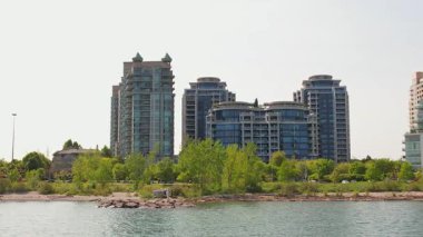 Ontario, Toronto West yakınlarındaki Etobicoke 'da Marine Parade Drive ve Lake Shore Boulevard West' in havadan görüntüsü. Mimico mahallesi. Ontario Gölü kıyısı ve konut gelişmeleri.