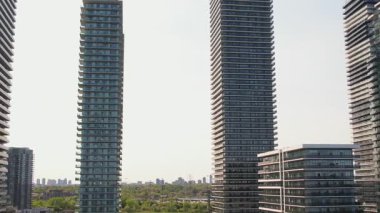 Humber Bay Park yakınlarındaki Marine Parade Drive 'daki deniz manzaralı evler ve Etobicoke' daki Ontario göl kenarına yakın. Mimico manzaralı deniz kenarı parkları boş zaman ve balıkçılık için. Toronto Batı.