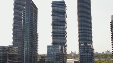 Humber Bay Park yakınlarındaki Marine Parade Drive 'daki deniz manzaralı evler ve Etobicoke' daki Ontario göl kenarına yakın. Mimico manzaralı deniz kenarı parkları boş zaman ve balıkçılık için. Toronto Batı.