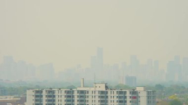 Kanada, Ontario, Toronto 'da hava kalitesi ve görüş mesafesi düşük. Kanada ve Amerika Birleşik Devletleri' nden çıkan duman orman yangınları yüzünden. Bulanık hava. Yangın ve ağır duman, çevre felaketi, yoğun duman.