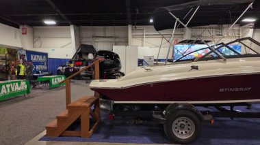 Galeri vitrininde tekne, denizcilik ve tekne bölümünde alışveriş. Satılık motorlu botlar depoda. Bir tekne galerisindeki balıkçı tekneleri: Mississippi, Ontario, Kanada - 14 Mart 2025