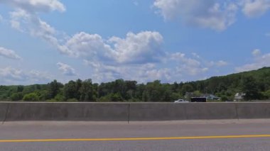 Otoyol 11 POV plakasının yan görüntüsü. Batı Ontario 'yu güneyden kuzeye bağlıyor. Pencere manzaralı. Burk Şelalesi, Ontario, Kanada - 15 Temmuz 2024