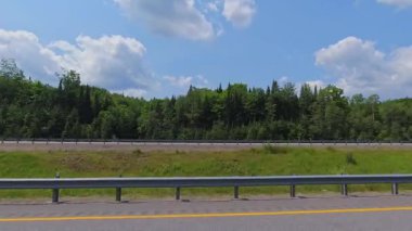 Otoyol 11 POV plakasının yan görüntüsü. Batı Ontario 'yu güneyden kuzeye bağlıyor. Pencere manzaralı. Burk Şelalesi, Ontario, Kanada - 15 Temmuz 2024