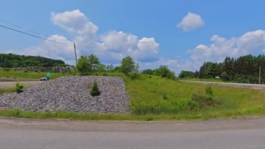 11. otobandan geçerken yan görüş, yol kenarlarında yeşillik. Manzaralı araba yolculuğu, sürücü manzaralı POV. Burk 's Falls, Ontario, Kanada - 15 Temmuz 2024