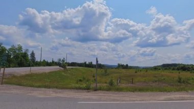 Pickerel ve Jack Lake Road 'dan Oak Drive POV' a dönüşün yan görüntüsü, yan pencere manzaralı. Burk Şelalesi, Ontario, Kanada - 15 Temmuz 2024