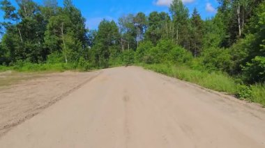 Plaka takibi, Crown Land 'de engebeli off-road yolculukları, dağlarda hızlı sürüş. Arkaya Bakış Sürücü Plakası: Burk Şelalesi, Ontario, Kanada - 15 Temmuz 2024