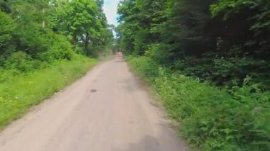 Plaka takibi, Crown Land 'de engebeli off-road yolculukları, dağlarda hızlı sürüş. Arkaya Bakış Sürücü Plakası: Burk Şelalesi, Ontario, Kanada - 15 Temmuz 2024