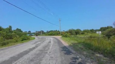 Pickerel Gölü 'nün Ontario kentindeki Burk' s Falls kasabasında, kırsal kesimde evleri olan asfalt karayolunun geniş açılı görüntüsü: Burk 's Falls, Ontario, Kanada - 15 Temmuz 2024