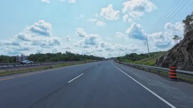 Kenarlarında yeşillik olan 11. karayolu manzarası. Arabayla manzara gezisi, sürücü bakış açısı POV. Burk 's Falls, Ontario, Kanada - 15 Temmuz 2024