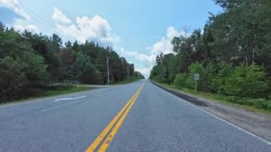 Kenarlarında yeşillik olan 11. karayolu manzarası. Arabayla manzara gezisi, sürücü bakış açısı POV. Burk 's Falls, Ontario, Kanada - 15 Temmuz 2024