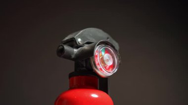 Yangın söndürücüler araba kazalarında kullanılabilirler. 2-B ve C: Toronto, Ontario, Kanada - 30 Ocak 2025