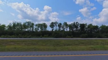 Sıcak temmuz ayında Pickerel Gölü bölgesinde otoyol kenarındaki plaka boş. Tatil ve macera için karavan kullanan Burk 's Falls, Ontario, Kanada - 15 Temmuz 2024