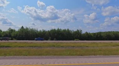 Sürücü plakası, doğal güzellik ve macera sergiliyor. Burk Şelalesi 'nin yakınındaki yol ve vahşi doğa geçidi boyunca birinci şahıs manzarası. Yol Yolculuğu: Parry Sound Highway 11, Ontario, Kanada - 15 Temmuz 2024