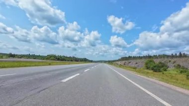 Sürücü manzaralı araba plakası. POV doğal güzellik ve macera sergiliyor. Birinci şahıs görüşü asfalt otoyol 11, ON: Burk 's Falls, Ontario, Kanada - 15 Temmuz 2024