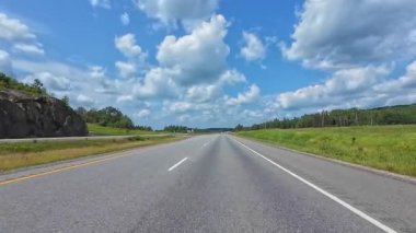Sürücü manzaralı araba plakası. POV doğal güzellik ve macera sergiliyor. Birinci şahıs görüşü asfalt otoyol 11, ON: Burk 's Falls, Ontario, Kanada - 15 Temmuz 2024