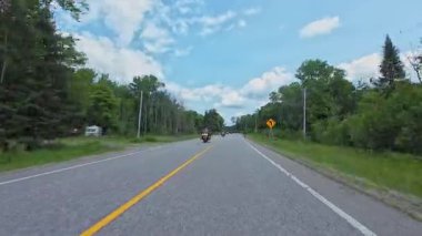 Manzaralı araba yolculuğu, ön plaka sürücüsü manzaralı POV. Asfalt yolu. Motorize karavanda aile tatili, tatil ve macera gezisi: Burk 's Falls, Ontario, Kanada - 15 Temmuz 2024