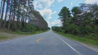 Manzaralı araba yolculuğu, ön plaka sürücüsü manzaralı POV. Asfalt yolu. Motorize karavanda aile tatili, tatil ve macera gezisi: Burk 's Falls, Ontario, Kanada - 15 Temmuz 2024