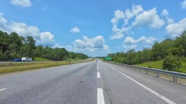Manzaralı araba yolculuğu, ön plaka sürücüsü manzaralı POV. Asfalt yolu. Motorize karavanda aile tatili, tatil ve macera gezisi: Burk 's Falls, Ontario, Kanada - 15 Temmuz 2024