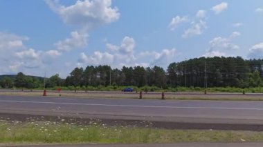 Yaz aylarında Pickerel Gölü bölgesinde otoyol kenarındaki neredeyse boş bir sürücü plakası. Tatil ve macera için karavan kullanan Burk 's Falls, Ontario, Kanada - 15 Temmuz 2024