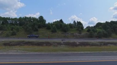 Yaz aylarında Pickerel Gölü bölgesinde otoyol kenarındaki neredeyse boş bir sürücü plakası. Tatil ve macera için karavan kullanan Burk 's Falls, Ontario, Kanada - 15 Temmuz 2024