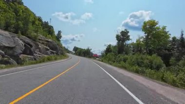 Yaz aylarında Pickerel Gölü bölgesinde neredeyse boş bir otoyol sürücü plakası var. Tatil ve macera için karavan kullanan Burk 's Falls, Ontario, Kanada - 15 Temmuz 2024