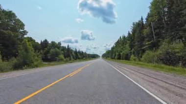 Yaz aylarında Pickerel Gölü bölgesinde neredeyse boş bir otoyol sürücü plakası var. Tatil ve macera için karavan kullanan Burk 's Falls, Ontario, Kanada - 15 Temmuz 2024