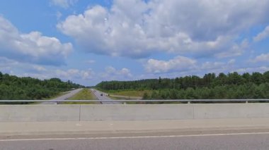 Kanada ormanlarında karayolu dokumasının güzel yaz manzarası. Kamp arabasıyla seyahat eden bir sürücü plakası. Motorlu karavanda plaka gezisi: Burk 's Falls, Ontario, Kanada - 15 Temmuz 2024