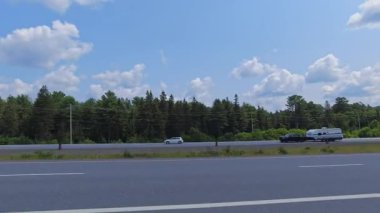 Yaz aylarında Pickerel Gölü bölgesinde otoyol kenarındaki neredeyse boş bir sürücü plakası. Tatil ve macera için karavan kullanan Burk 's Falls, Ontario, Kanada - 15 Temmuz 2024