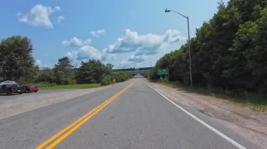 Yaz aylarında Pickerel Gölü bölgesinde neredeyse boş bir otoyol sürücü plakası var. Tatil ve macera için karavan kullanan Burk 's Falls, Ontario, Kanada - 15 Temmuz 2024