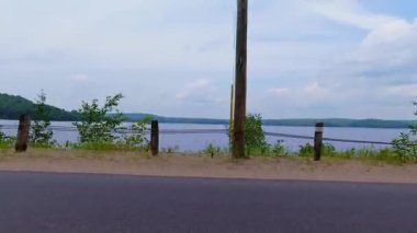 Kanada 'nın kırsal kesimindeki göl manzaralı yan sürücü arabası. Yaz tatili boyunca seyahat ve macera. LED ses, yeşil ekran ve yan projeksiyon için plaka.