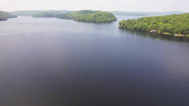Kuzey Ontario 'daki Baptist Gölü' nün havadan görünüşü. Yaz günü Kanada Gölü 'nün kuş bakışı manzarası. Kır evinin kalbinde çarpıcı yeşil yemyeşil ormanların çerçevelediği güzel bir tatlı su gölü manzarası..