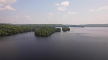 Kuzey Ontario 'daki Baptist Gölü' nün havadan görünüşü. Yaz günü Kanada Gölü 'nün kuş bakışı manzarası. Kır evinin kalbinde çarpıcı yeşil yemyeşil ormanların çerçevelediği güzel bir tatlı su gölü manzarası..