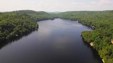 Kuzey Ontario 'daki Baptist Gölü' nün havadan görünüşü. Yaz günü Kanada Gölü 'nün kuş bakışı manzarası. Kır evinin kalbinde çarpıcı yeşil yemyeşil ormanların çerçevelediği güzel bir tatlı su gölü manzarası..