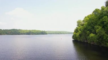 Baptist Gölü Crown sahili alçak hava görüntüsü. Suyu çevreleyen resim gibi bir orman. Doğa kaşifleri için barışçıl atmosfer, Bancroft, Ontario, Kanada.